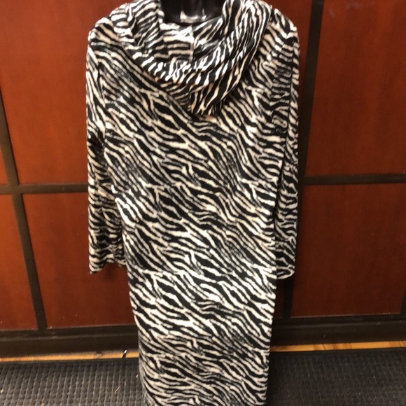 Women’s Long Sleeve Hooded Nightshirt - Picture 5 of 7